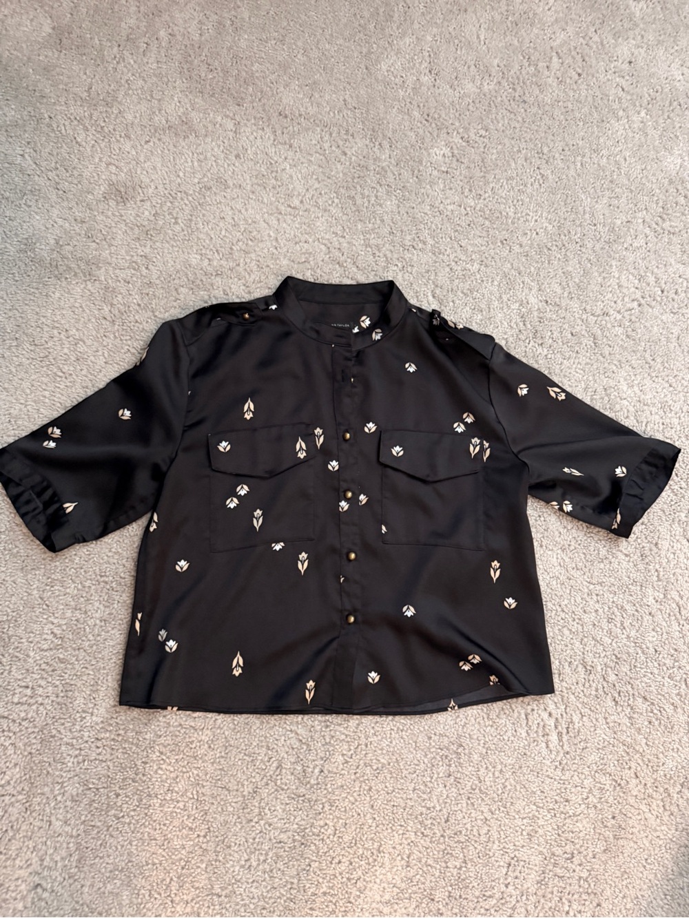 Ann Taylor Black Short-Sleeve Button-Down Shirt with Cream Motif